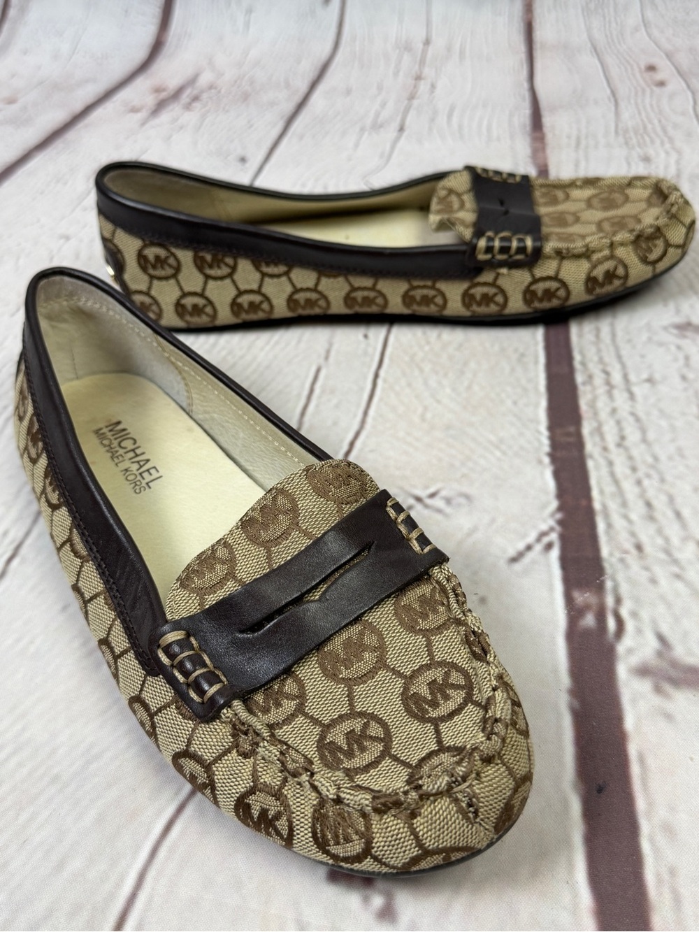 MICHAEL KORS Hamilton beige brown MK logo driving loafers flats, size 6.5